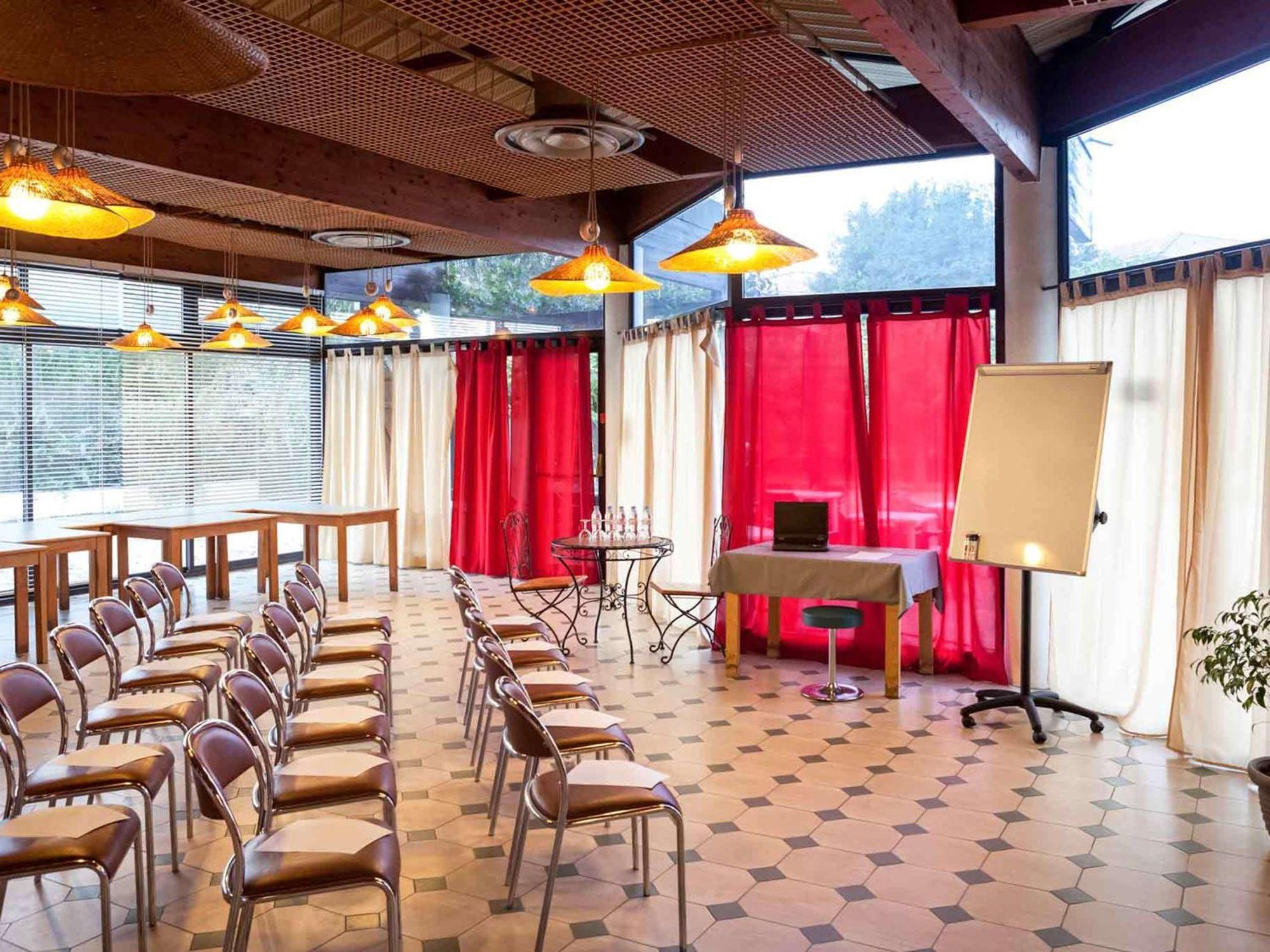 圣克里斯托尔莱萨勒宜必思快捷酒店 Saint-Christol-lès-Alès 外观 照片