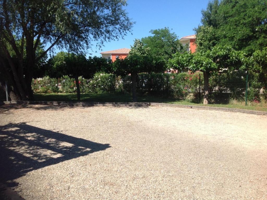 圣克里斯托尔莱萨勒宜必思快捷酒店 Saint-Christol-lès-Alès 外观 照片