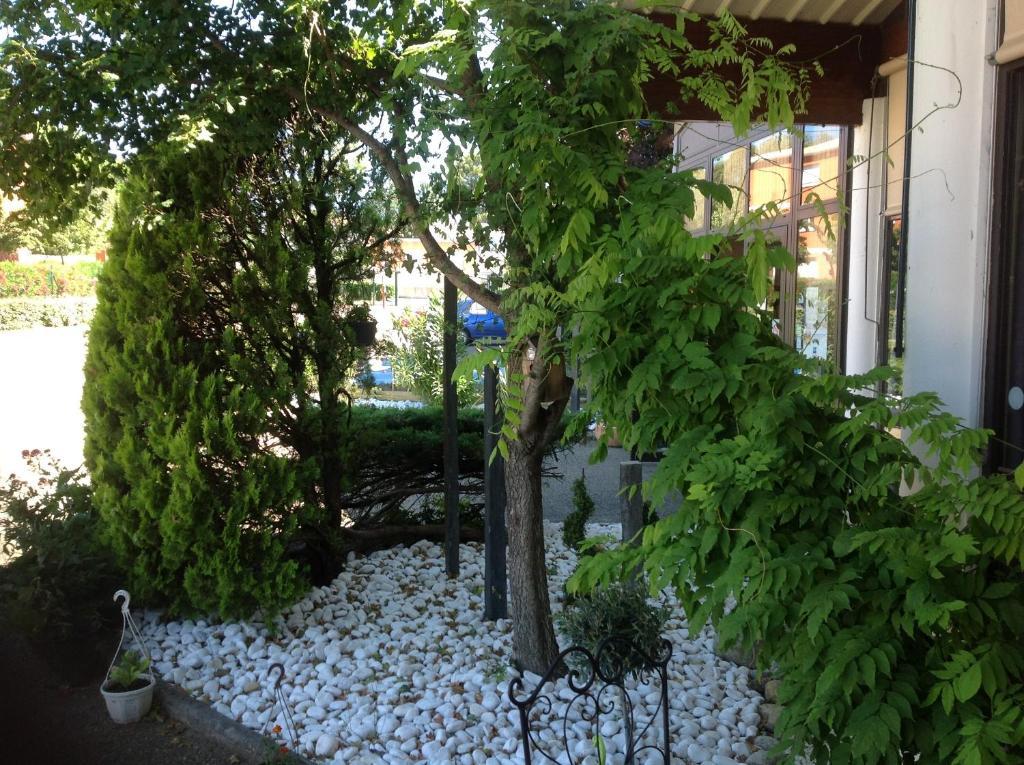 圣克里斯托尔莱萨勒宜必思快捷酒店 Saint-Christol-lès-Alès 外观 照片