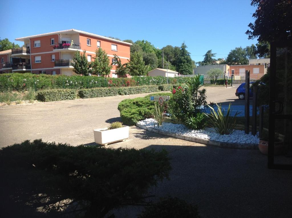圣克里斯托尔莱萨勒宜必思快捷酒店 Saint-Christol-lès-Alès 外观 照片